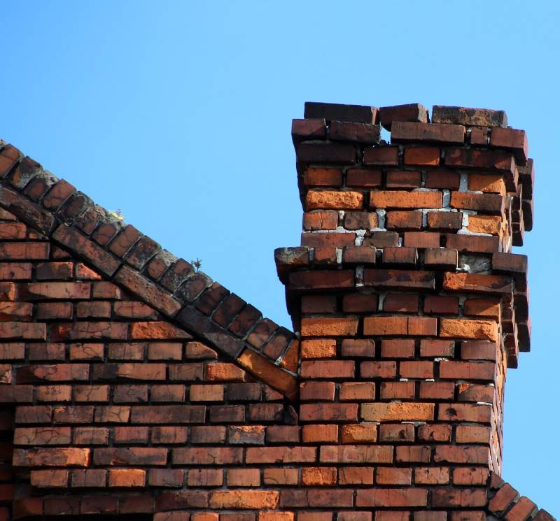 Signs Your Fort Lauderdale Home Needs a Chimney Inspection Blog Article - Damaged chimney on an Fort Lauderdale home showing cracks and missing mortar